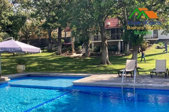Increíble Casa De Oportunidad Con Extenso Jardín, Alberca, Privada En Venta Centro De Oaxtepec