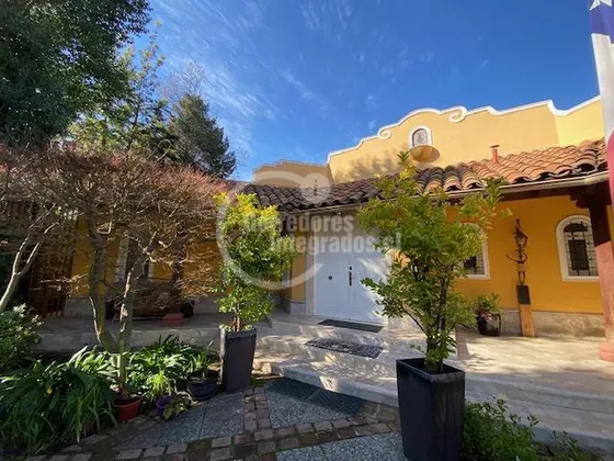 Casa En Arriendo De 7 Dorm. En Las Condes