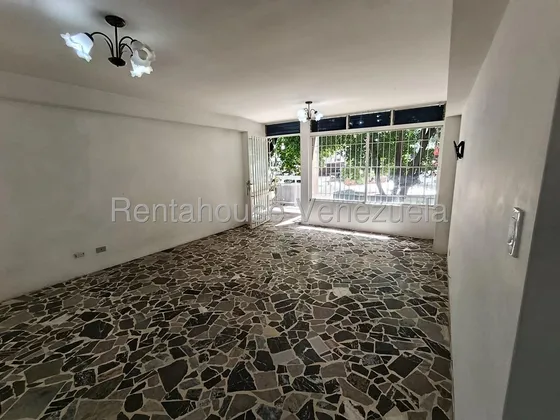 Apartamento En Venta Piso Bajo 130m² 4h, 3b, 2p, Mls #25-21905 En La Urbina, Amplio, Confortable, Muy Bien Ubicado En La Zona Más Tranquila De Caracas, Ideal Para Actualizar  / Isabel Gómez