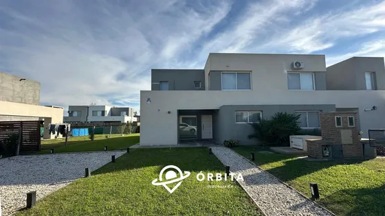 Casa En Venta En Casas Del Este, Barrio Pilar Del Este