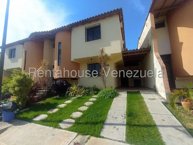 Venta Espectacular Casa De Dos Niveles,en Urb Parque Choroni Cabudare Tres Baños Y Medio, Garantizando Privacidad Y Funcionalidad Gabriela C