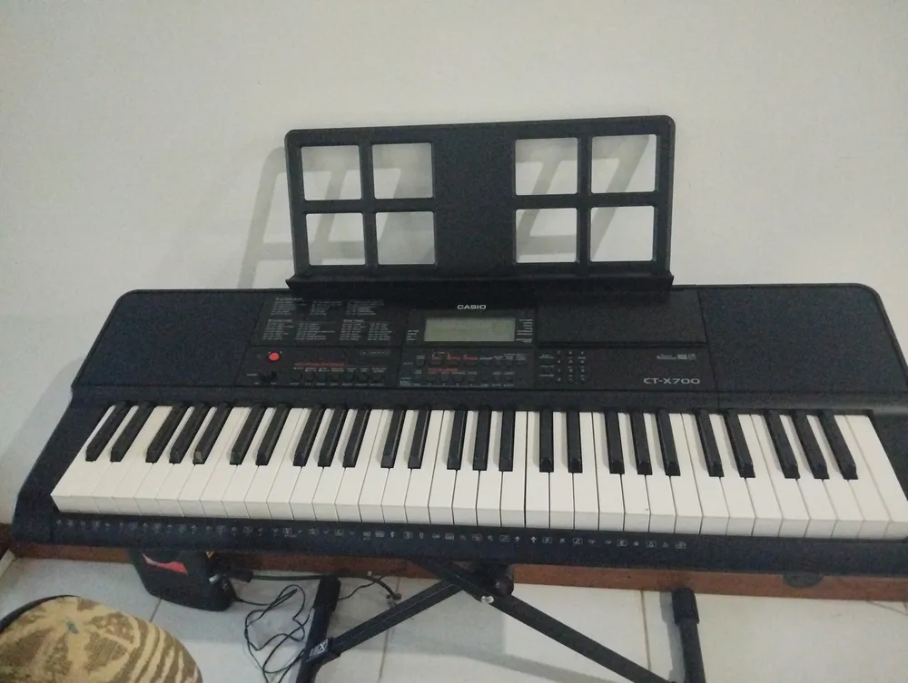 Teclado musical Casio Portable CT-X700 61 teclas preto