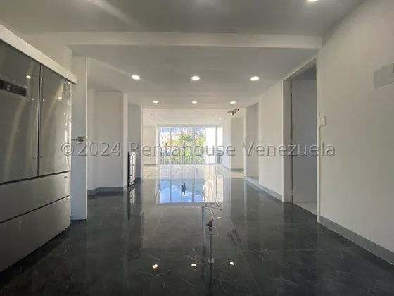 Venta De Hermoso Y Cómodo Apartamento En Altamira #25-21699