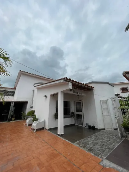 Casa Quinta Remodelada En La Urbanización Prebo Il A Pocos Metros De Kromi, Calle Cerrada Con Vigilancia Privada.