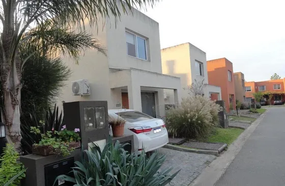 Casa En Venta - 2 Dormitorios 2 Baños - 214mts2 - Del Viso