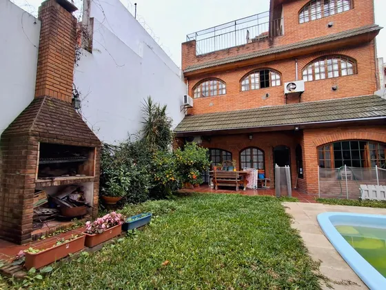 Casa Con Cochera Jardin Y Pileta En Colegiales
