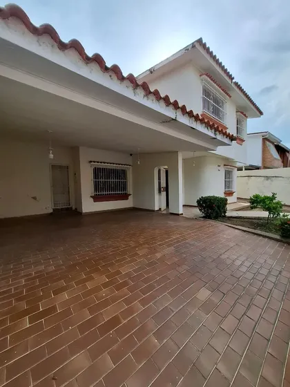 Clientes !! Fc Vende Amplia Casa En La Urb Prebo Ii Calle Cerrada