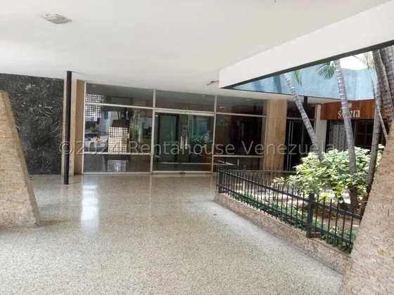 Apartamento Con Una Ubicación Privilegiada Mls #25-14769 Ng