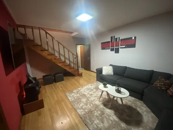 Casa De 5 Ambientes Con Jardín, Pileta Y Quincho.
