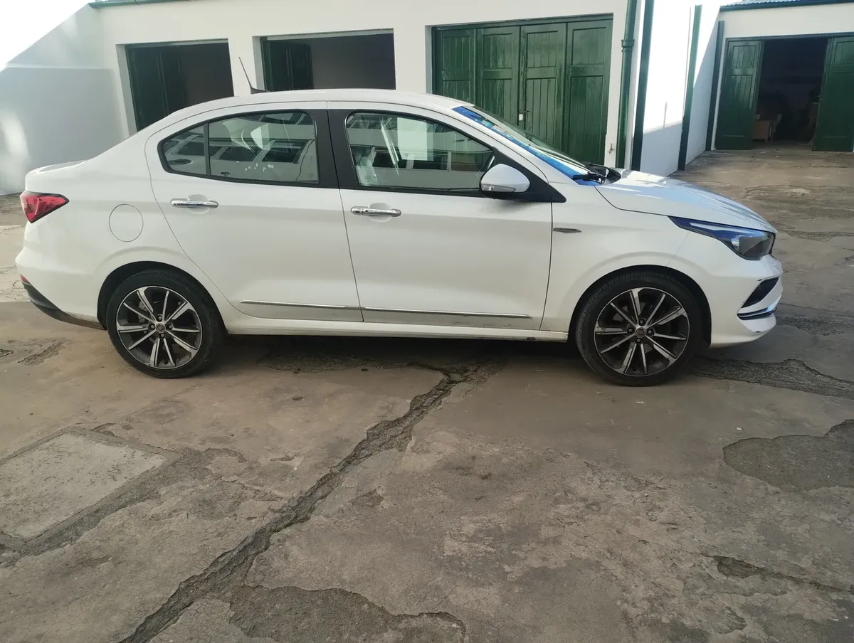 Fiat Cronos 1.8 16v Precision AT6534834402569768961