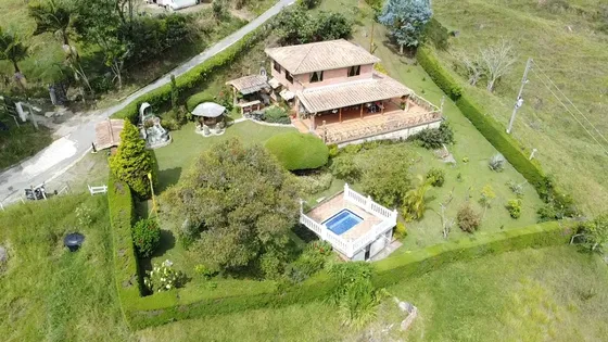 Se Vende Acogedora Casa Campestre En Copacabana Vereda La Holanda Con Panorámica Espectacular.