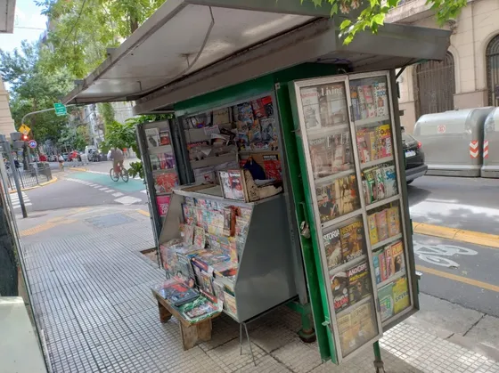   Kiosco / Puesto De Diarios Y Revistas  