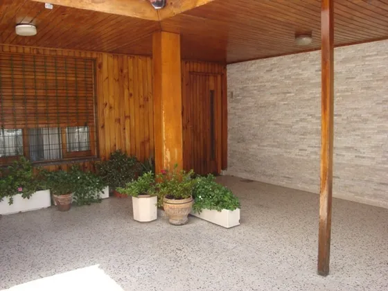 Casa En Venta De 2 Dormitorios C/ Cochera En Valentín Alsina