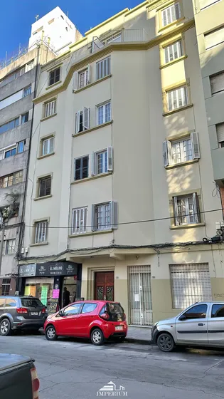 Vende Dos Dormitorios, Un Baño Y Patio Interior.