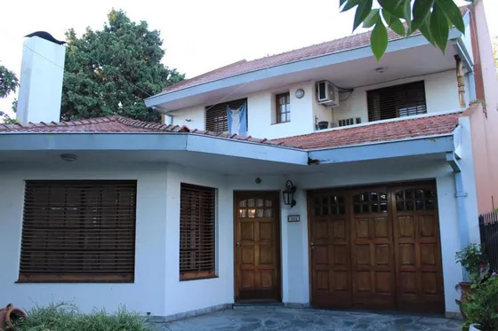 Casa En Venta - 4 Dormitorios 2 Baños - 332mts2 - Burzaco