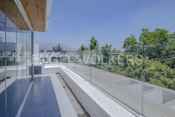 Dúplex Con Vista Despejada Y Excelente Ubicación.