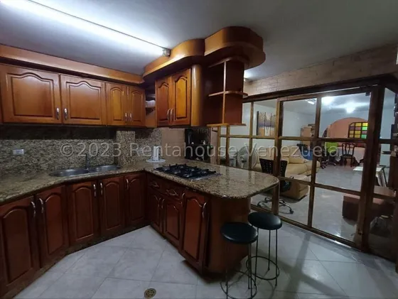 Jip 25-13437. Rentahouse Vende Comoda Casa Ttalmente Amoblada De 333.34mts2, En Urbanismo Privado En Zona Centrica De La Ciudad. Urb. Campo Elias . La Victoria