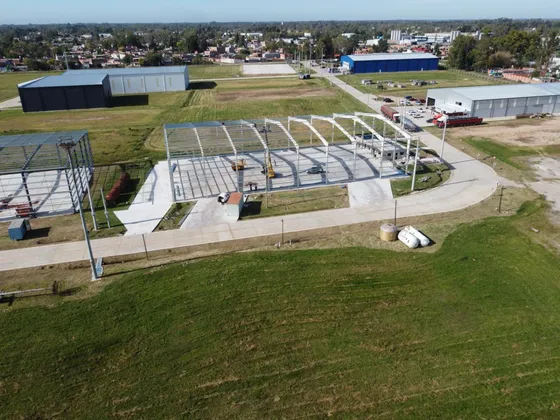 Galpón De 2000 M2 Dentro De Parque Industrial En Acceso Oeste Y Ruta 24