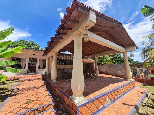 Casa En Venta Urb Agua Viva En Cabudare, Codigo 2 5 5 9 5 2 , Mildred , Estilo Campestre Con Clima De Montana , En Urbanismo Cerrado, Donde Podrás Vivir En Tranquilidad Cuenta Con 3 Hab Y 3 Baños