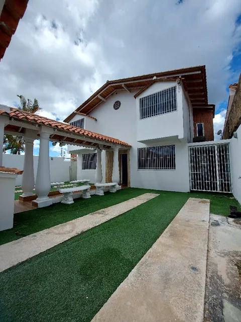 Casa De 250 Mts Terreno 1.000 Mts 5 Hab 6 Baños Y Anexo 