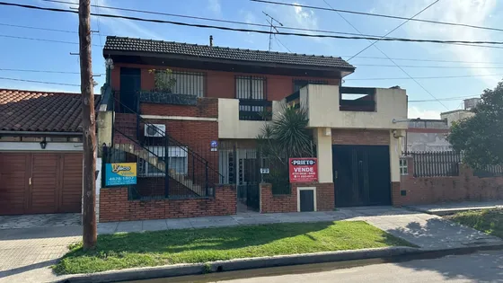 Casa En Venta De 4 Dormitorios C/ Cochera En El Palomar