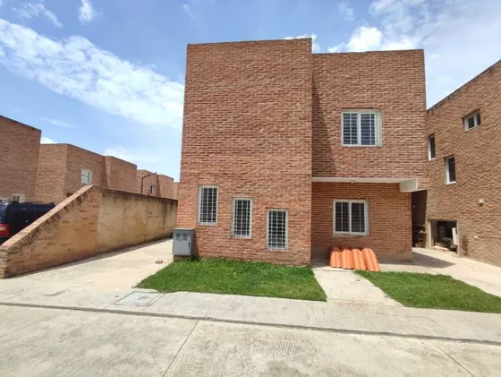 Cmg ¡baja De Precio! Venta Townhouse Obra Blanca En Villa Vajegreda - San Diego