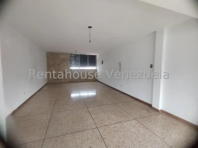 Ms Bello Ph A Remodelar. Exelente Ubicacion, Hermosa Vista 4 Habitaciones, 5 Baños, Ascensores Operativos. Cercano A Estacion De Servicio El Trigal. Colegios, Paradas De Buses. Todos Los Servicios. Ne