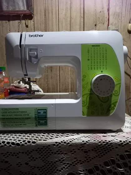Una Máquina De Coser A Corriente.  