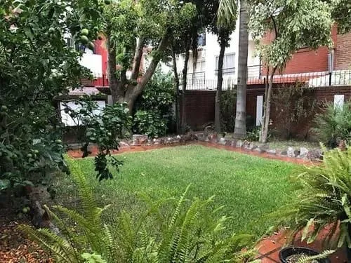 Excelente Chalet 4 Ambientes Con Cocheras Y Jardín 