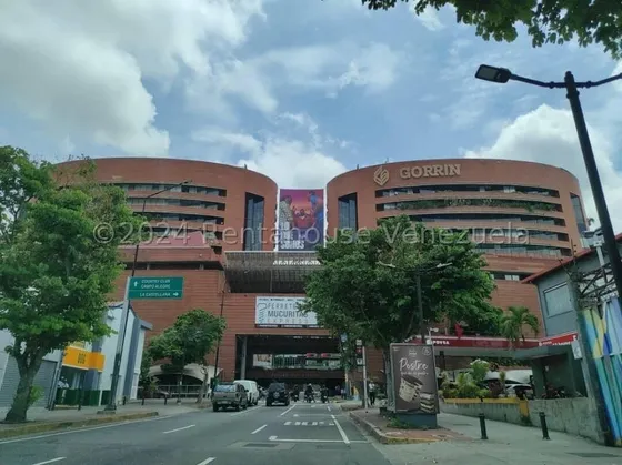 Vendo  Excelente Local Comercial  La Castellana !!!   Incluye El Mobiliario.!!!   No Dejes De Visitarlo, Te Encantara...!!!