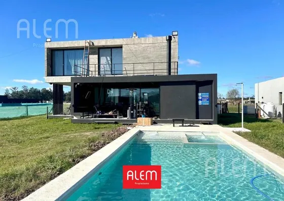 Casa De Estilo Moderno En La Estancia Villa Maria