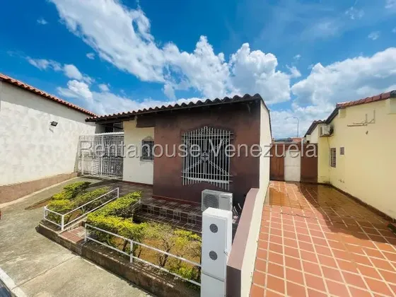 Eduardo Nunes Vende Amplia Casa En Cabudare Con Apartamento Tipo Estudio Y Bar Incluido En El Precio. En Urbanización Privada Y Con Múltiples Ambientes Para Una Gran Familia.