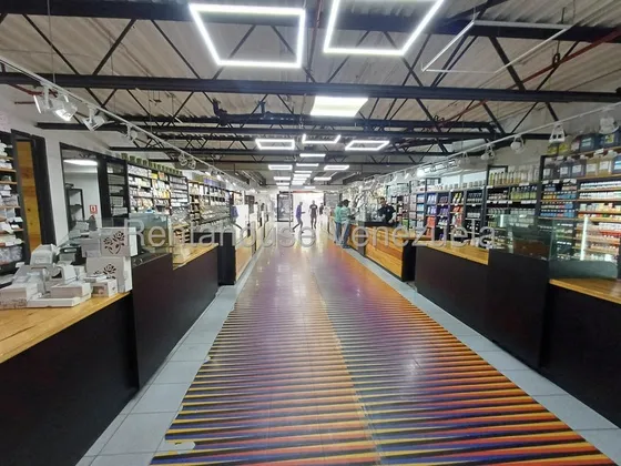 Comercio En  Venta En Los Ruices Con Amplias Alacenas Para Ocupar En Avenida Principal