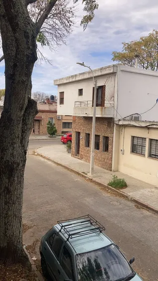 Alquilo Practico Apartamento Tipo Monoambiente Con Patio De Uso Exclusivo, Calle Muy Tranquila, Al Frente, Sin Gastos Comunes Proximo A Shopping Tres Cruces.