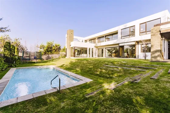 Casa En Venta De 4 Dorm. En Las Condes