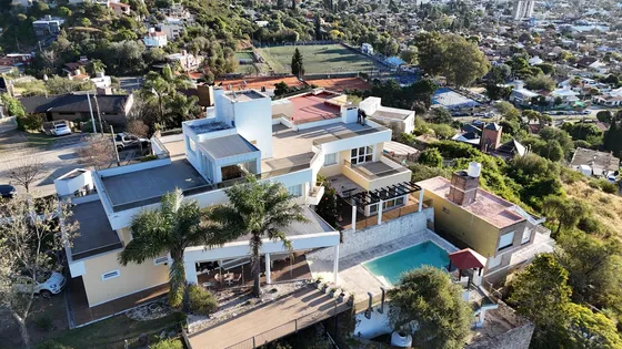 Casa En Venta De Lujo 5 Dormitorios Pileta Quincho Categoria 
