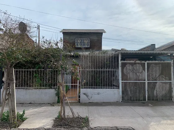Casona En Sector Residencial.