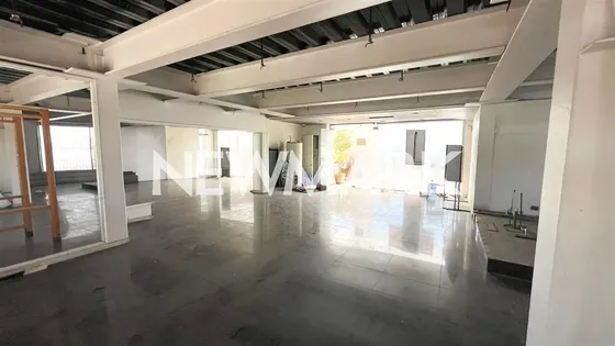 Local Comercial Muy Luminoso En Av. Las Condes