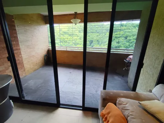 Espacioso Apartamento En Venta Res Alto Claro, Las Chimeneas Con Una Superficie De 184 M2 En Piso 19. 4 Habitaciones 4 Baños 4 Estacionamientos. An