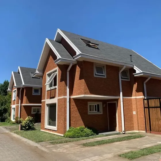 Hermosa Casa Familiar En Condominio Mercedes Jarpa