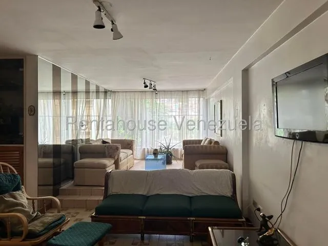 Amplio Apartamento. Reformalo A Tu Gusto, Gran Oportunidad 25-21208 - Jca