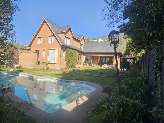 Venta Casa Excelente Conectividad, Manquehue Oriente 