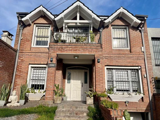 Chalet En Ituzaingó Centro Norte, Amplio Y En Excelente Esta