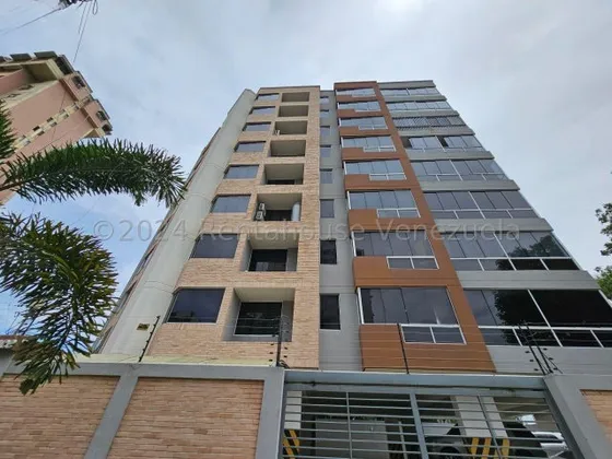 Amplio Apartamento Amoblado En Venta, Urb. Los Caobos, Maracay, Planta Electrica Y Pozo, 25-15272 Mv