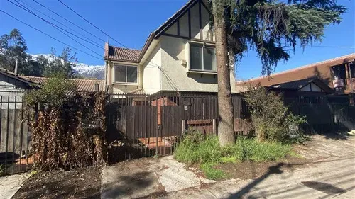 Casa En Venta De 5 Dorm Y Piscina En Peñalolén