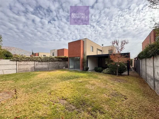 Casa Mediterránea En Arriendo Con 4 Dormitorios.