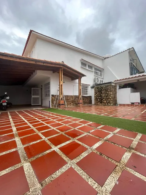 T.r. Vende Casa En Calle Cerrada En El Sector Las Clavellinas Urb. Trigal Norte  Cod. 273123