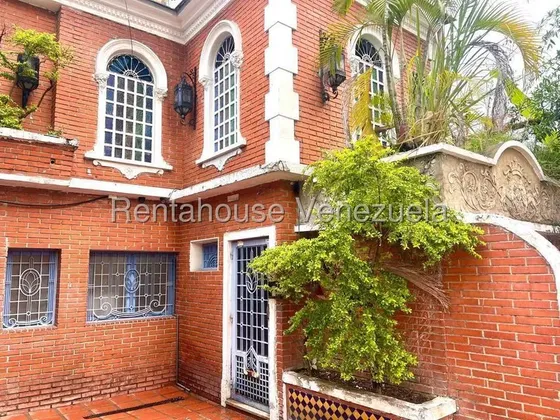 Oficina Comercial En Alquiler Lista Para Operar En Los Palos Grandes, 363m2, 4b, Terraza, Luz Natural, Seguridad 24h, Vista Panorámica, Mls #26-11631 Bm