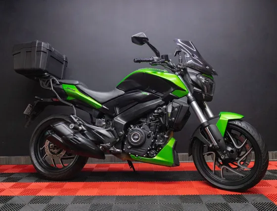 Bajaj Dominar 400 Color Verde Modelo 2023.