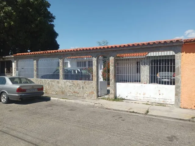En Venta Casa En Paraparal Quintas 2000 Atc-